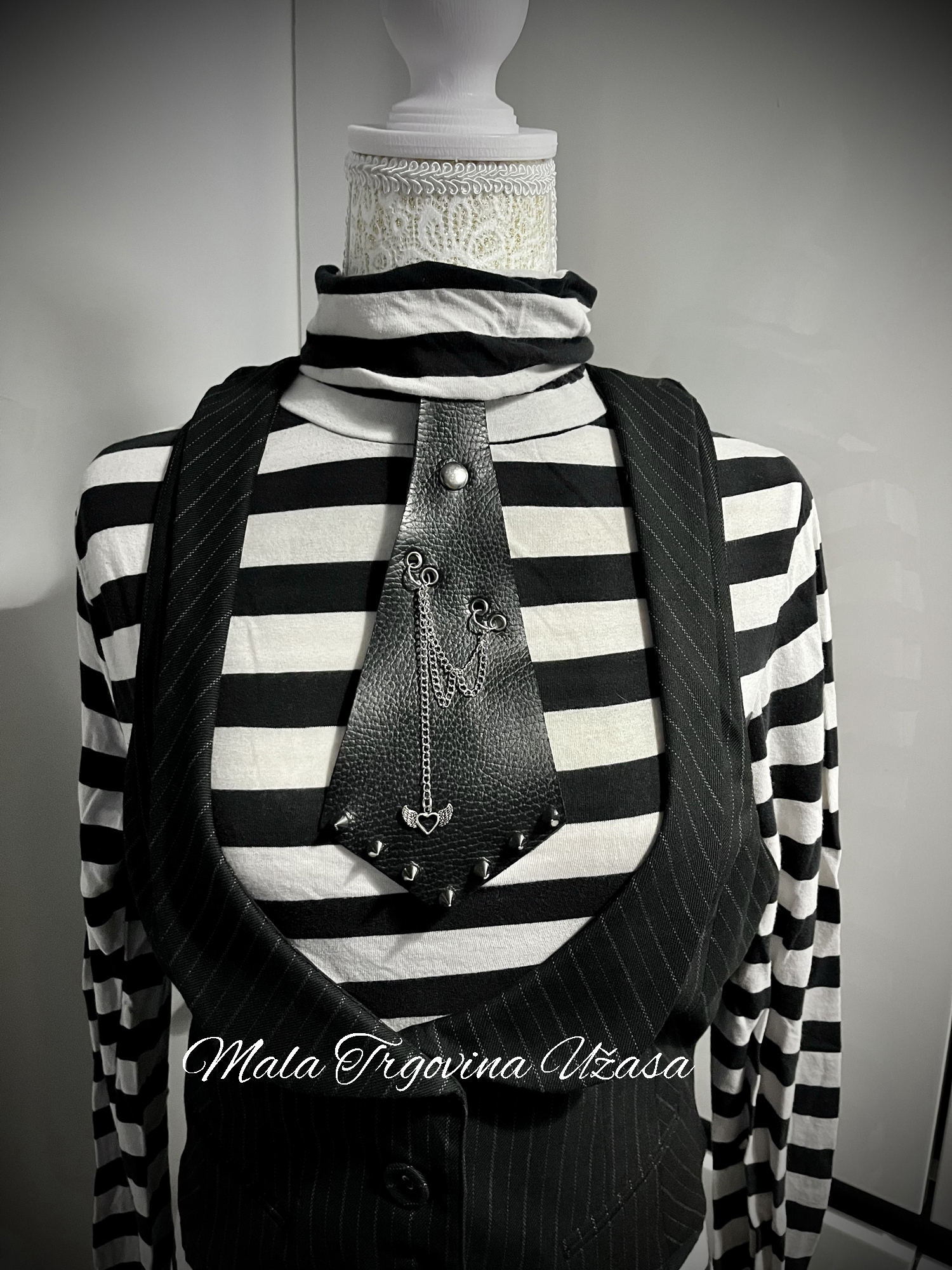 Kožna kravata sa spajkovima