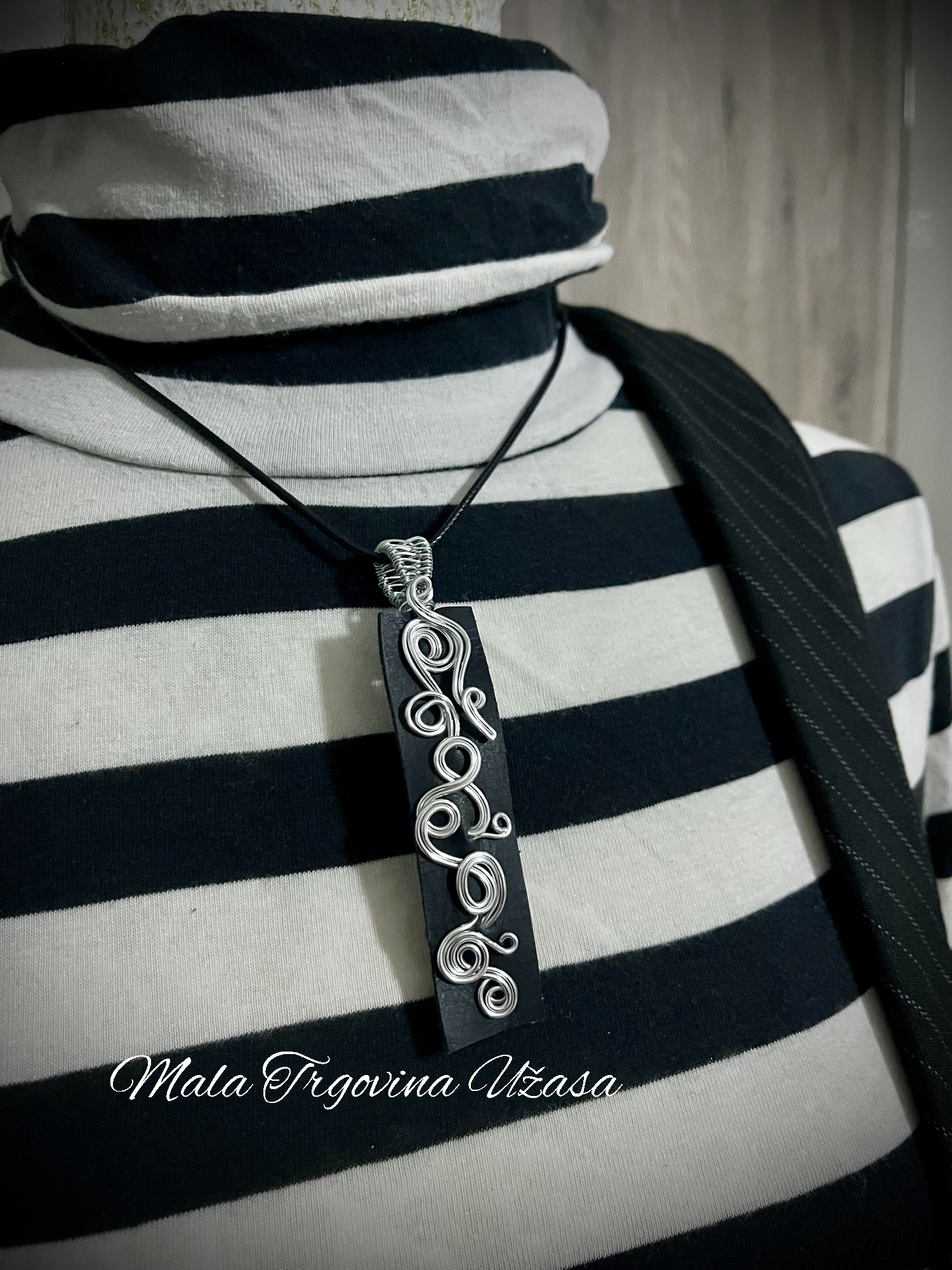 Lančić sa kožnim privjeskom