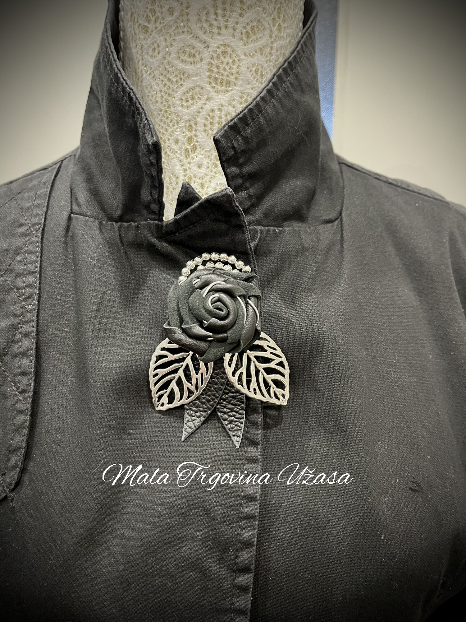 Broš Kožna Ruža sa metalnim listovima