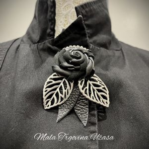 Broš Kožna Ruža sa metalnim listovima