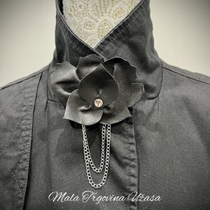 Broš Kožni cvijet sa lancem